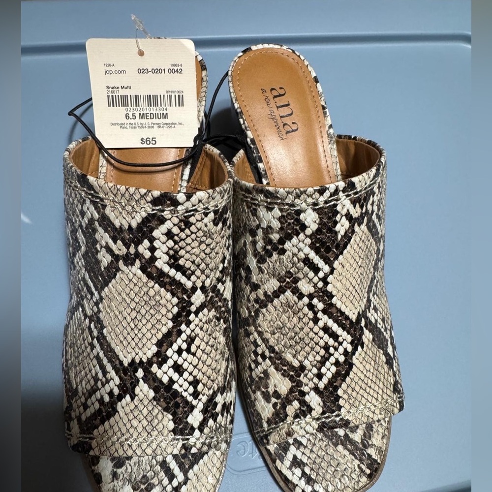 Ana box heel